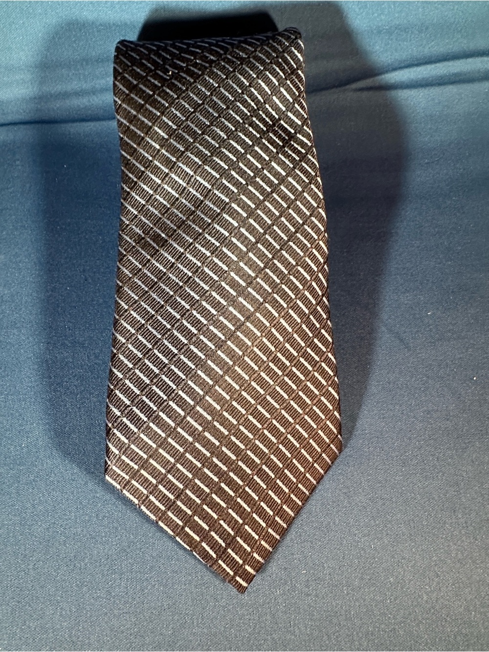Calvin Klein 100% Silk Men’s Tie Black Blue Geometric Necktie